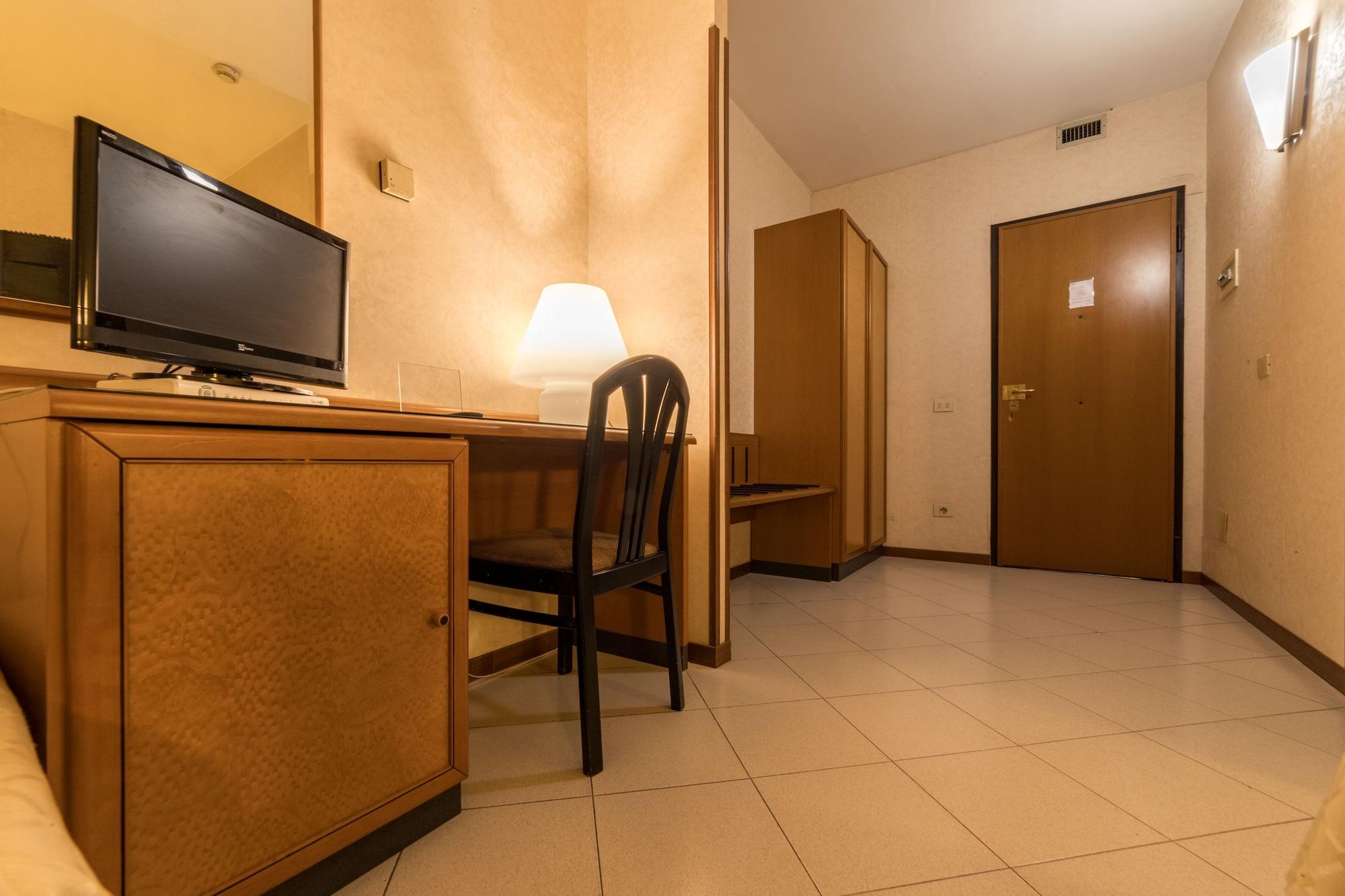 2000 Hotel