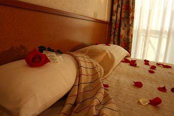 2000 Hotel Roma